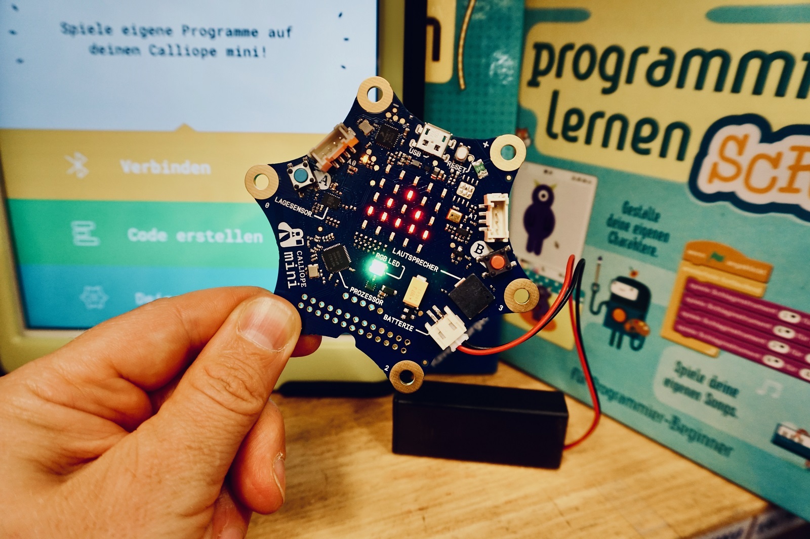 Mit Calliope programmieren Ein in der Hand gehaltener Calliope