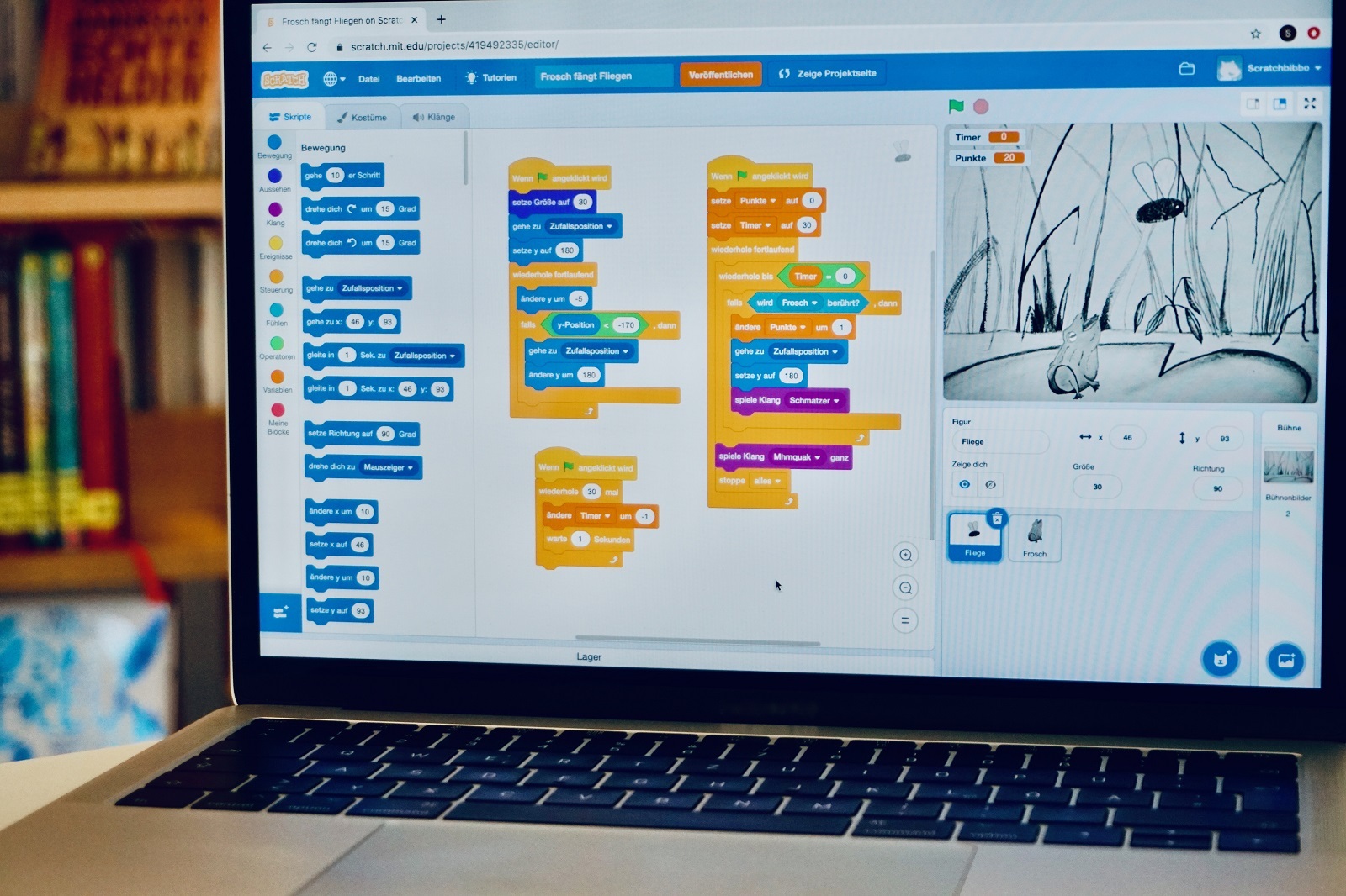 Mit Scratch programmieren Ein PC, auf dem ein geöffnetes Programm - Scratch - zu sehen ist