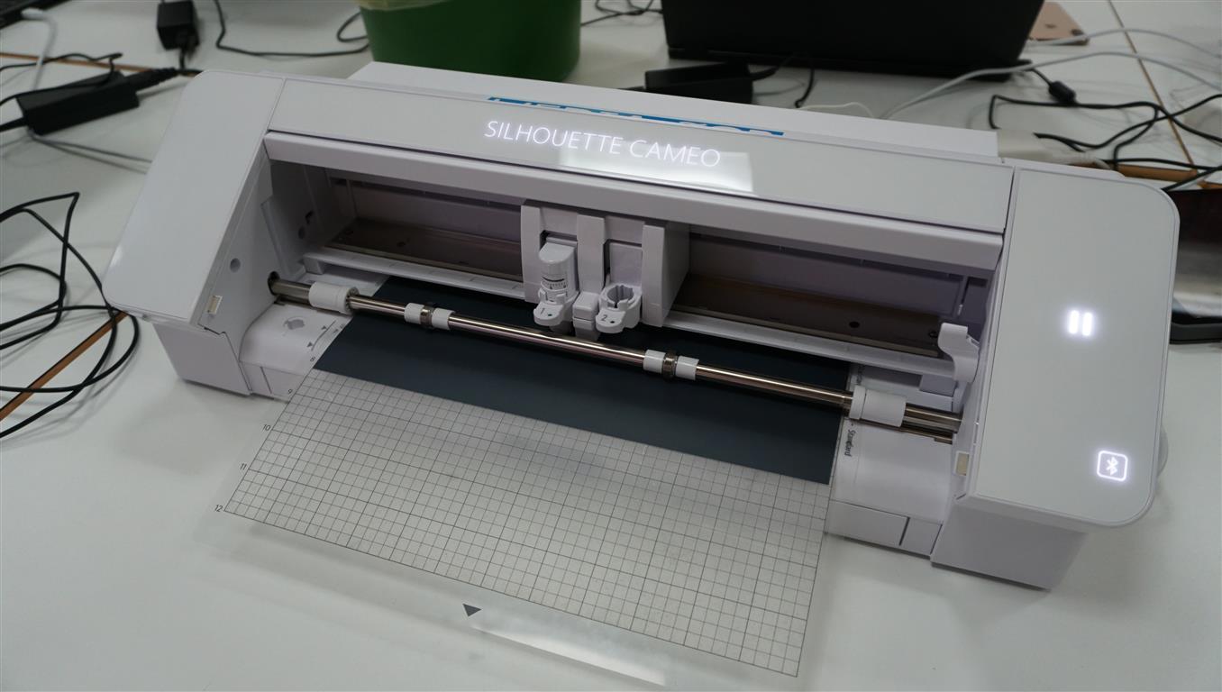Offene Plotterwerkstatt Plotter auf dem Tisch stehend