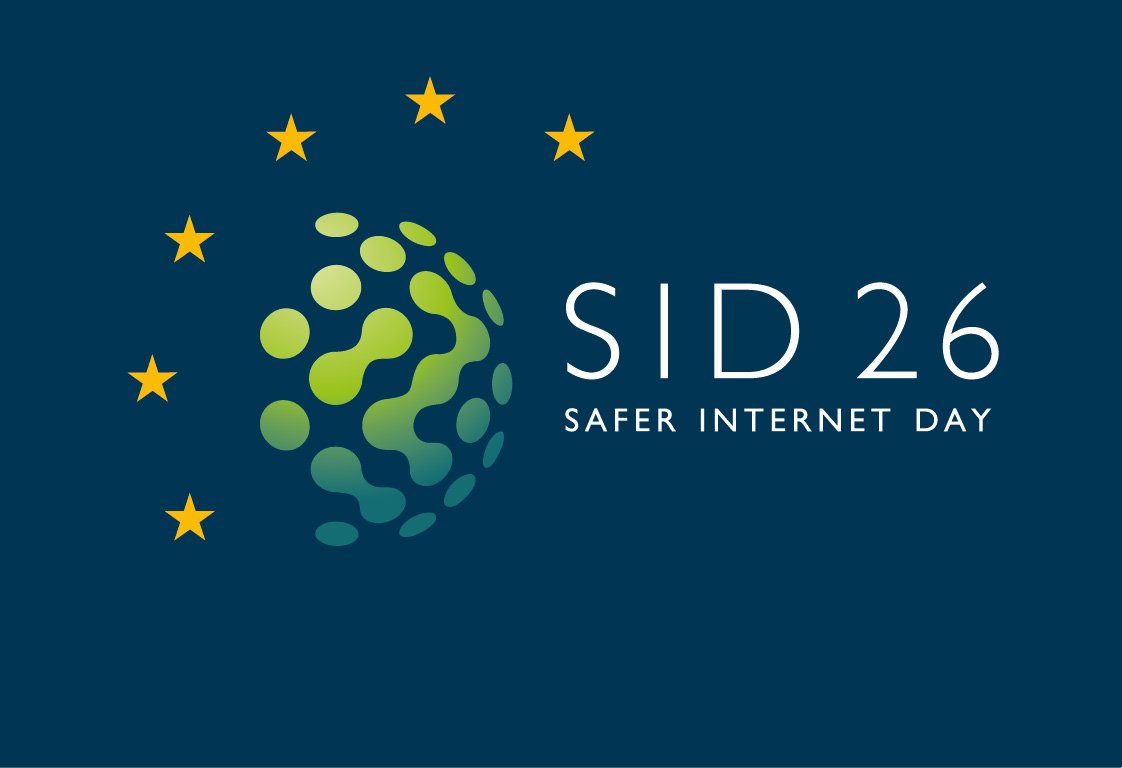 Safer Internet Day 2026 Logo Auf dunkelblauem Hintergrund steht rechts in weißen Großbuchstaben SID26 Safer Internet Day geschrieben. Links daneben ist eine Grafik gezeichnet mit einer abstrakten Weltkugel aus Punkten in verschiedenen Grüntönen, um deren linke Seite fünf gelbe Sterne angeordnet sind.