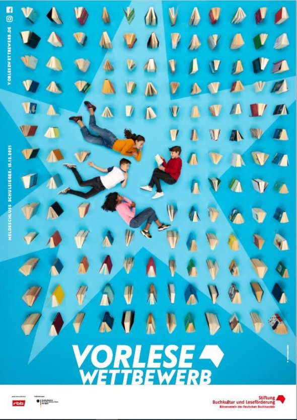 Vorlesewettbewerb Auf einem blauen Hintergrund sind sehr viele Bücher aufgestellt. in der Mitter liegen vier Kinder auf dem Boden der eine liest vor und die anderen hören zu