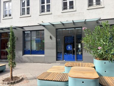 Schaufenster mit Sitzmöbeln