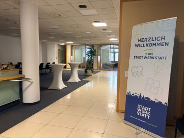 geräumiger Innenraum mit Banner und Stehtischen