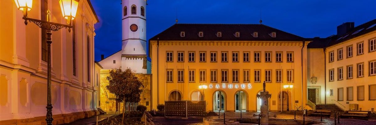 Rathaus und Rathausplatz bei blauer Stunde Rathaus und Rathausplatz bei blauer Stunde