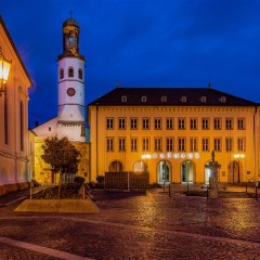 Rathaus und Rathausplatz bei blauer Stunde