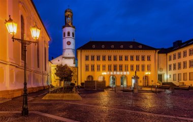Rathaus und Rathausplatz bei blauer Stunde