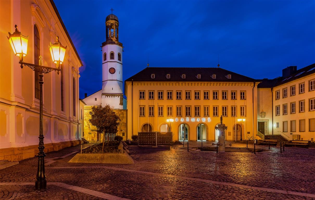 Rathaus und Rathausplatz bei blauer Stunde