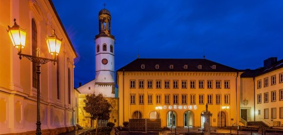 Rathaus und Rathausplatz bei blauer Stunde Rathaus und Rathausplatz bei blauer Stunde