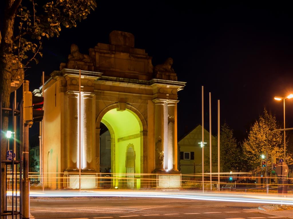 Speyrer Tor, beleuchtet, bei Nacht 