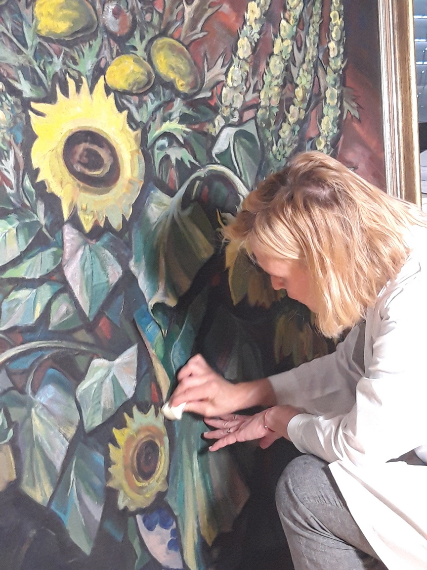 Um die ausgewählten Werke aus der Kunstsammlung in der Ausstellung im besten Licht zu zeigen, legte Restauratorin Joanna Bella im Rahmen der Ausstellungsvorbereitungen kritisch Hand an.