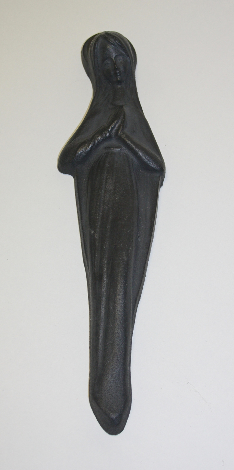 Als Objekt des Monats Dezember 2022 zeigt das Erkenbert-Museum in der Stadtbücherei ein Wandrelief aus Gußeisen, das die Heilige Maria darstellt