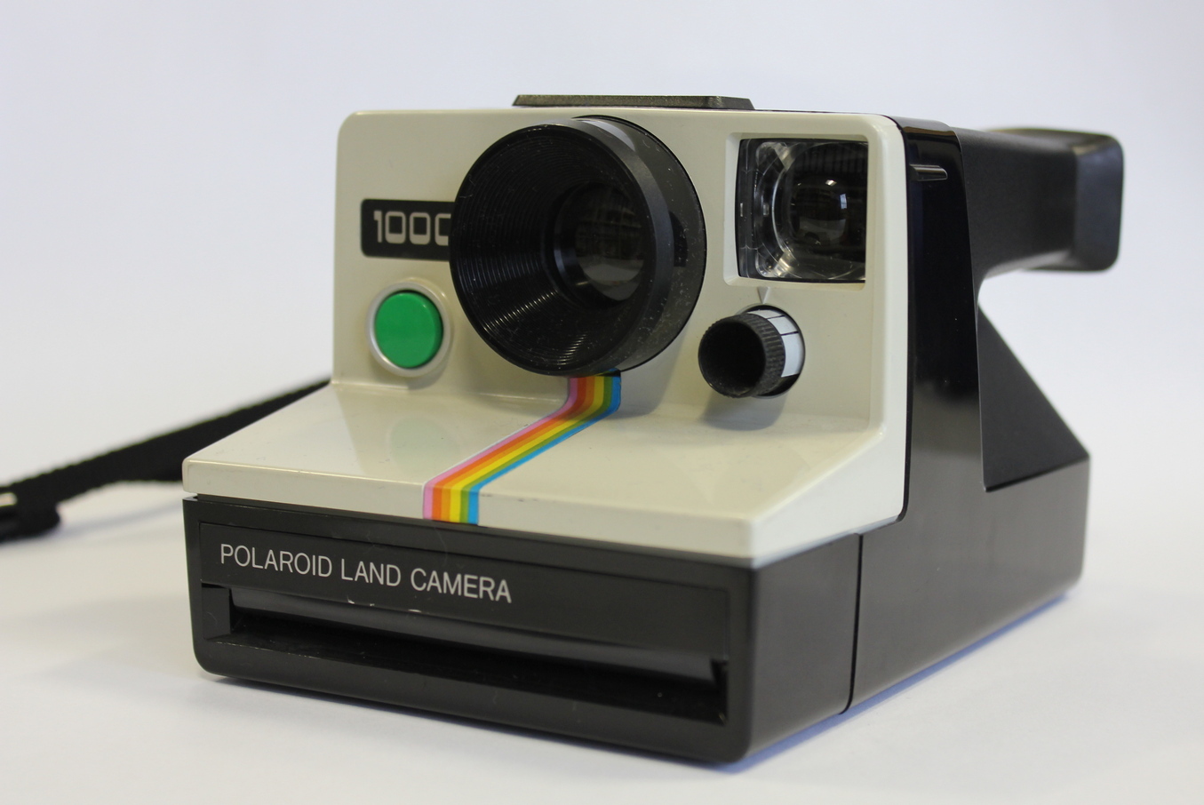 Das Objekt des Monats Februar Im Februar zeigt das Erkenbert-Museum aus seiner Sammlung eine Polaroid-Sofortbildkamera des Modells „Land Camera 1000“ als Objekt des Monats