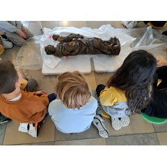 Workshop 1: In Zusammenarbeit mit dem Kinder- und Jugendbüro organisierte das Museum einen Workshop für Kinder in den Herbstferien. Museologe Benjamin Schröder stellte den Kindern ausgewählte Objekte vor, die in der Ausstellung zu sehen sein werden. Hier zu sehen: Die Holzstatue einer Jungfrau mit Kind, die aus den Trümmern der Verbombung des Rathausplatzes gerettet wurde.