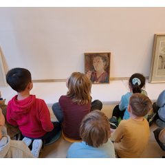 Workshop 2: Zu den ausgewählten Objekten werden die Kinder im Workshop des Kinder- und Jugendbüros Mal- und Bastelarbeiten anfertigen. Hier betrachten Sie das Selbstporträt von Karin Bruns.