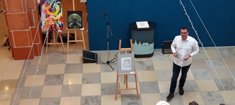 Auktion in der Ausstellung "Kunst für Bildung": Thomas Sassenroth führt durch die Auktion.