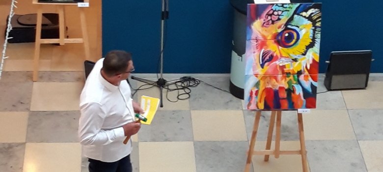 Auktion in der Ausstellung "Kunst für Bildung": Thomas Sassenroth führt durch die Auktion.