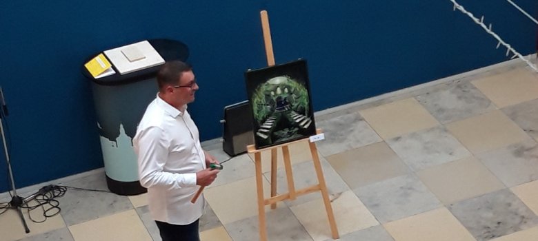 Auktion in der Ausstellung "Kunst für Bildung": Thomas Sassenroth führt durch die Auktion.