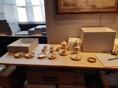 An ihrem Bestimmungsort im Schloss Erbach werden die Leihgaben wieder ausgepackt