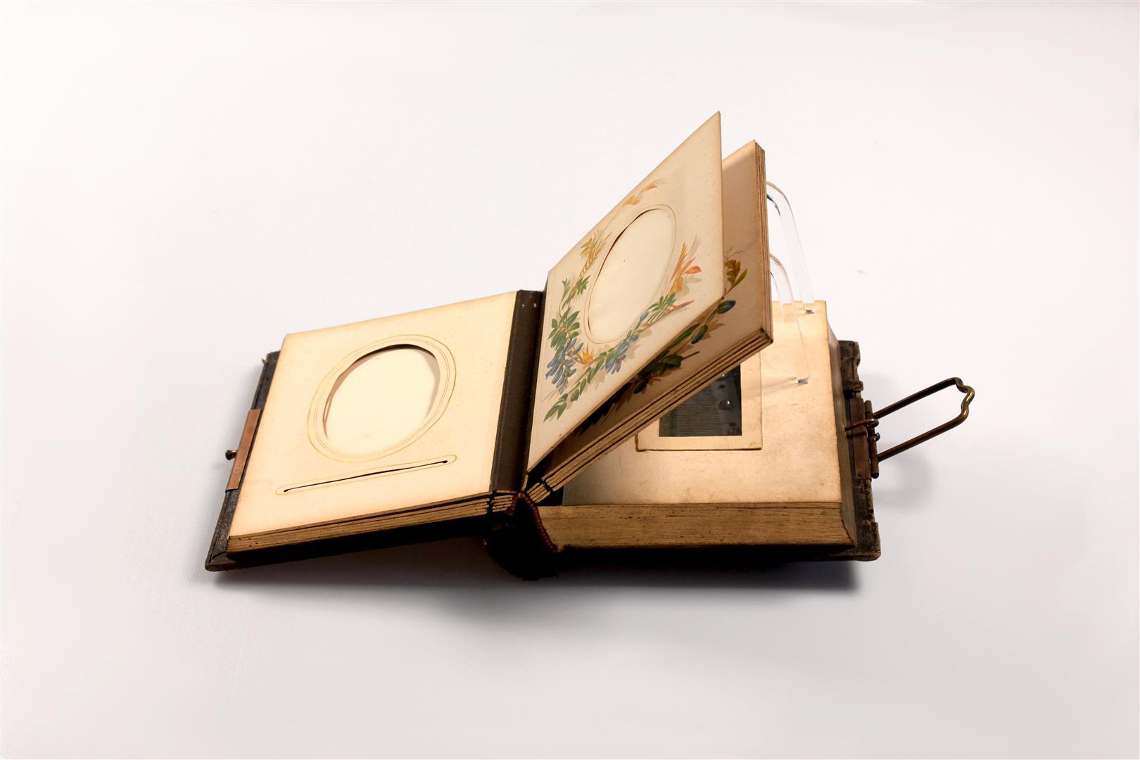 Fotoalbum mit Spieluhr Fotoalbum mit Ledereinband, welches über eine eingebaute Spieluhr verfügt.