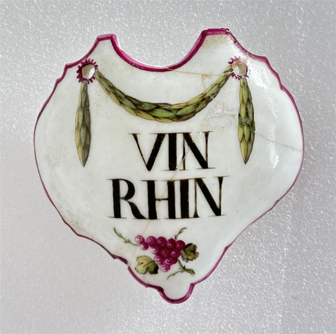 Weinflaschenschild mit der Aufschrift "Vin Rhin" Weinflaschenschild aus Porzellan mit der Aufschrift "Vin Rhin"