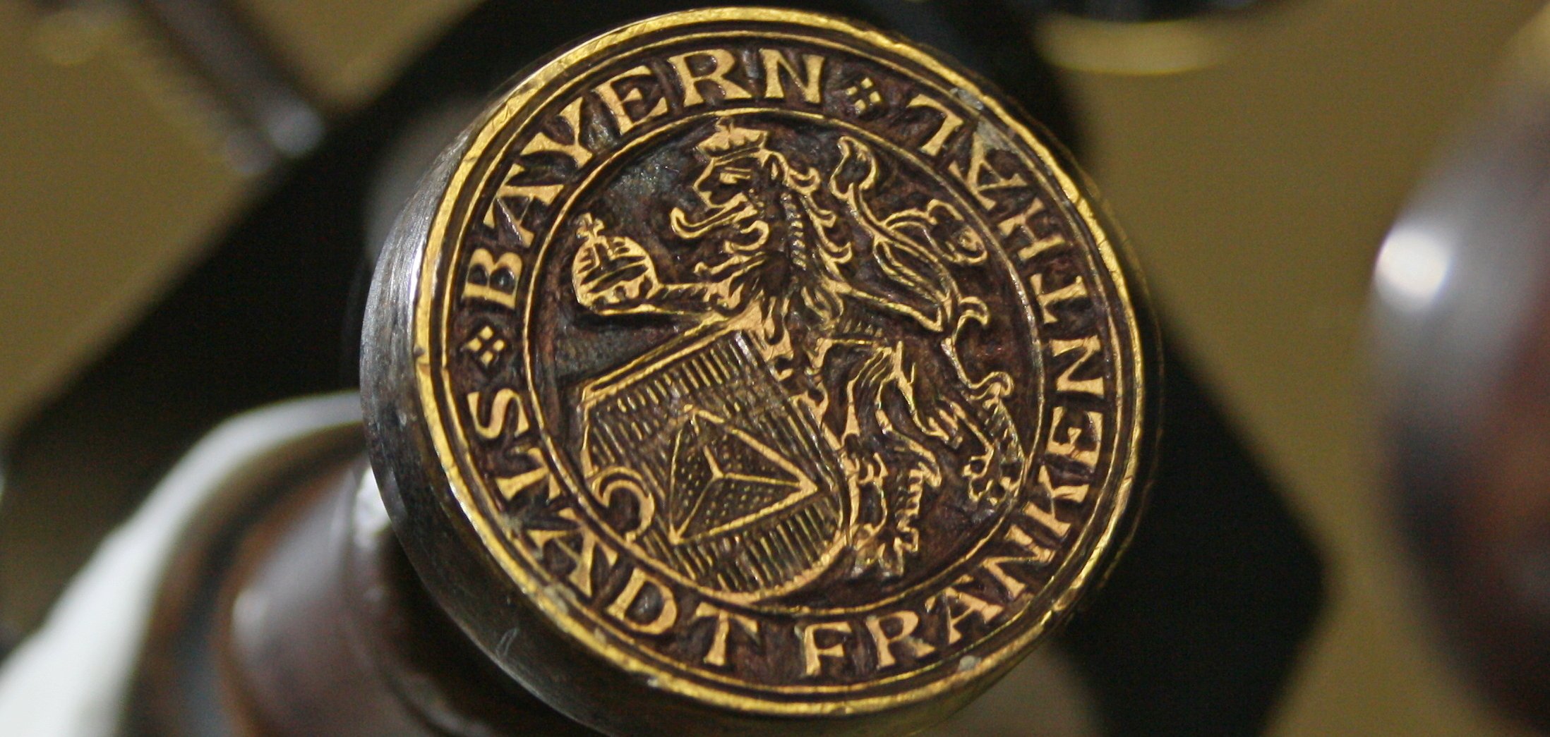 Stadtsiegel "Stadt Frankenthal Bayern" Objekt des Monats November 2024: Stadtsiegel "Stadt Frankenthal Bayern", Schrägansicht