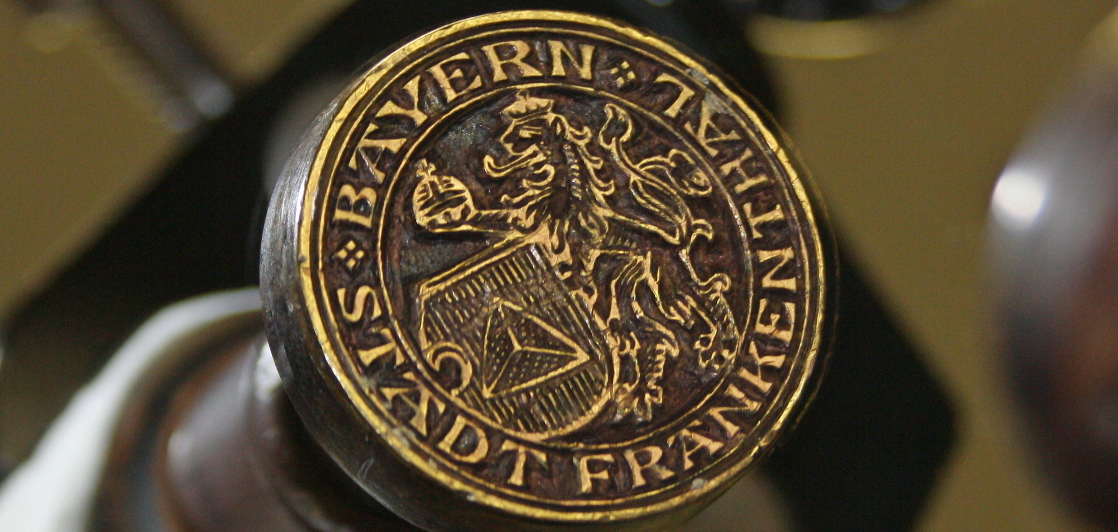 Stadtsiegel "Stadt Frankenthal Bayern" Objekt des Monats November 2024: Stadtsiegel "Stadt Frankenthal Bayern", Schrägansicht