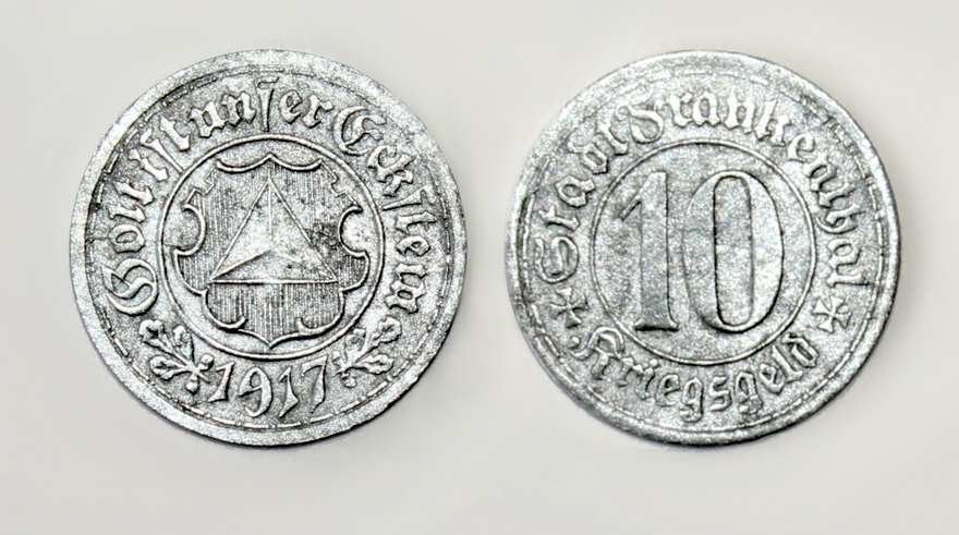 Objekt des Monats März 2024 Objekt des Monats März 2024: Frankenthaler Notmünze aus dem Jahr 1917. Abbildung beider Seiten. Auf der einen Seite der Frankenthaler Eckstein, umgeben von Umschrift "Gott ist unser Eckstein 1917". Auf der anderen Seite die Zahl 10 umgeben von Umschrift "Stadt Frankenthal Kriegsgeld"