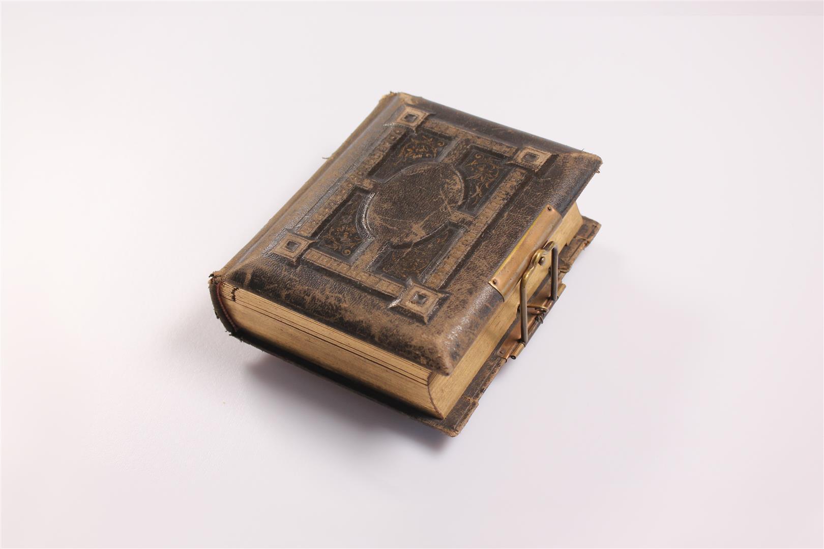 Fotoalbum mit Spieluhr Fotoalbum mit Ledereinband und integrierter Spieluhr im geschlossenen Zustand.