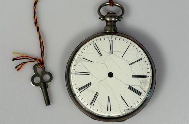 Fotografie des Ziffernblatts aus Emaille einer vermutlich aus der Schweiz stammenden Taschenuhr.
