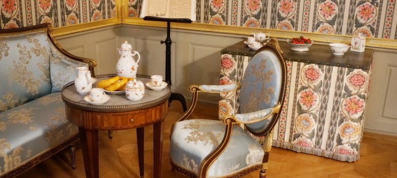 Blick in die Ausstellung „Weisses Gold aus Frankenthal“ im Schloss Schwetzingen 1