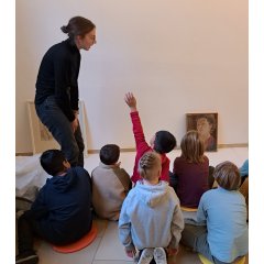 Workshop 3: Museologin Veronika Nuding beantwortet den Kindern Fragen zum Selbstporträt von Karin Bruns