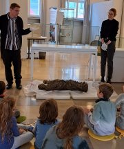 Workshop 5: Vor den Augen der interessierten Kinder wird die Holzskulptur der Jungfrau mit dem Kind für die Vitrine vorbereitet. Gute Chance, um sie genau in Augenschein zu nehmen. Museologen Veronika Nuding und Benjamin Schröder beantworten Fragen.
