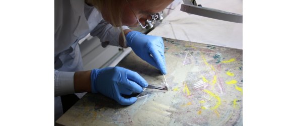 Restauratorin Joanna Bella bei der Arbeit an einem der beschädigten Gemälde