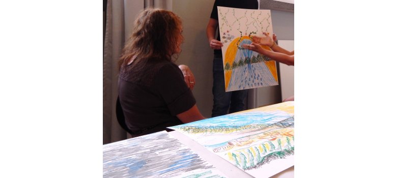 Workshop zu "Flutgeschichten" am 19.08.2022 Workshop zu "Flutgeschichten" am 19.08.2022: Die Ausstellungspädagogin bei der Bildbesprechung