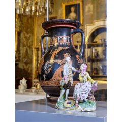 Arrangement im Schloss Erbach zur Ausstellung "Zerbrechliche Schönheiten": Ungewöhnliche Begegnung zwischen Porzellangruppe und Vase mit Antikdekor