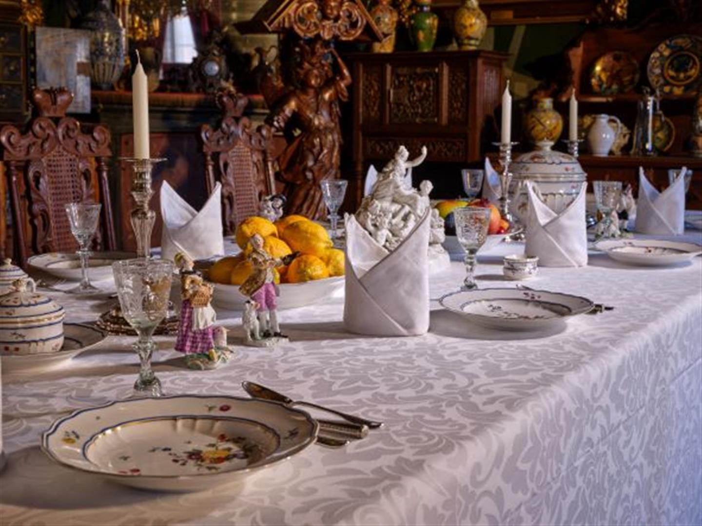 Speisetafel mit Frankenthaler Porzellan Speisetafel mit Frankenthaler Porzellan im Oraniersaal des Schlosses Erbach