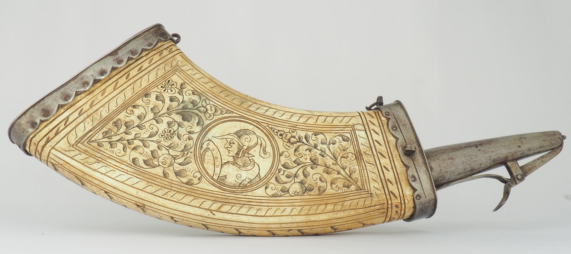 Pulverhorn Pulverhorn mit Eisenbeschlägen, aus der Sammlung des Erkenbert-Museums. 1593 in Frankenthal graviert.