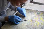 Restauratorin Joanna Bella bei der Restaurierung eines Gemäldes aus dem Museum Bad Neuenahr-Ahrweiler Im April war die Leiterin des Museums Bad Neuenahr-Ahrweiler zu Besuch, um den Fortschritt der Restaurierungen an den durch die Flut geschädigten Objekten zu begutachten. Hier zu sehen: Restauratorin Joanna Bella bei der Restaurierung eines Gemäldes aus dem Museum Bad Neuenahr-Ahrweiler.