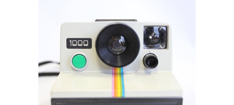 Das Objekt des Monats Februar 2023: Die Polaroid-Sofortbildkamera in der Frontansicht