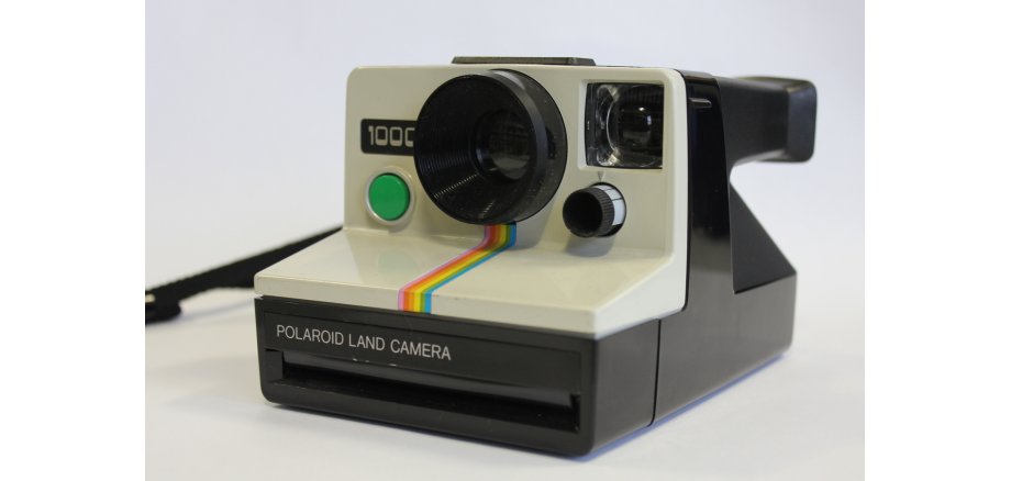 Im Februar zeigt das Erkenbert-Museum aus seiner Sammlung eine Polaroid-Sofortbildkamera des Modells „Land Camera 1000“ als Objekt des Monats