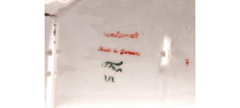 Detail des Objekts des Monats März 2023: Marke auf dem Boden der Figur