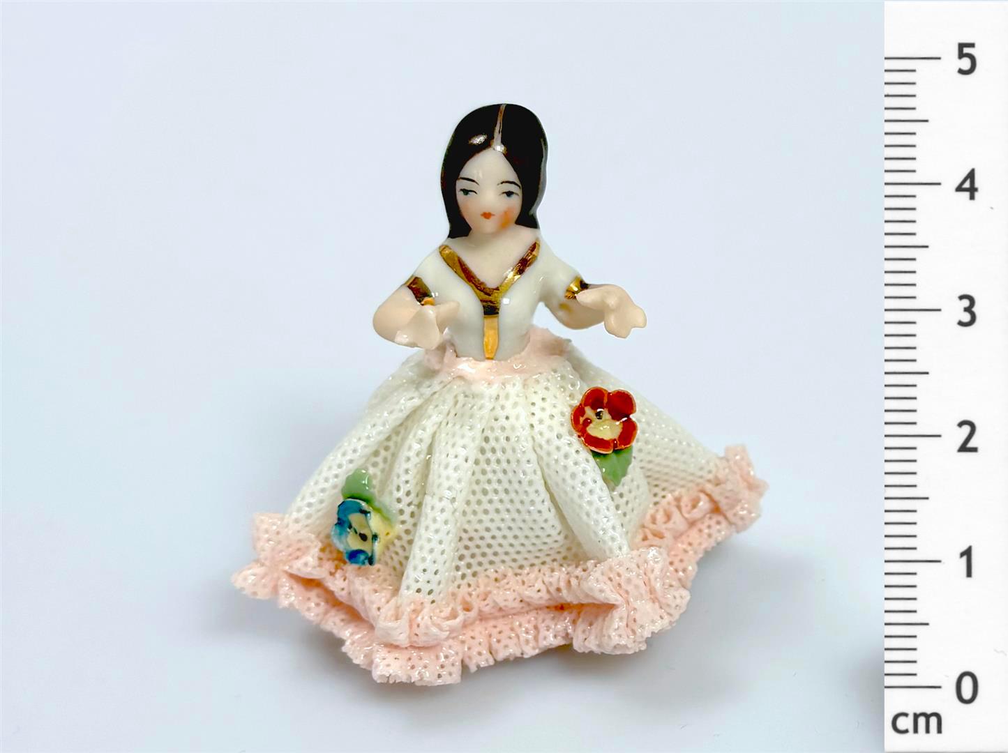 Porzellanfigur "Ballerina II" Objekt des Monats Dezember 2024 - Reproduktion eines Werbeplakates