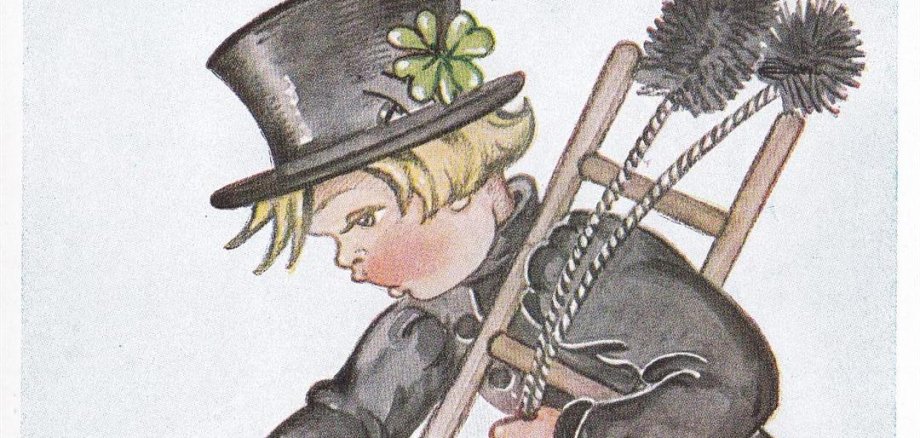 Postkarte mit der Darstellung eines Jungen als Schornsteinfeger mit Kleeblatt am Zylinder, der sich nach einem auf dem Boden vor ihm liegenden Hufeisen bückt. Darunter die Bildunterschrift "Viel Glück im Neuen Jahr !"