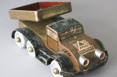 Objekt des Monats September 2026 Das Objekt des Monats September 2026: Ein LKW-Modell der Firma AMAG Hilpert