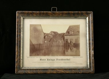 Schwarz-weiß Foto von Gebäuden, die im Wasser stehen