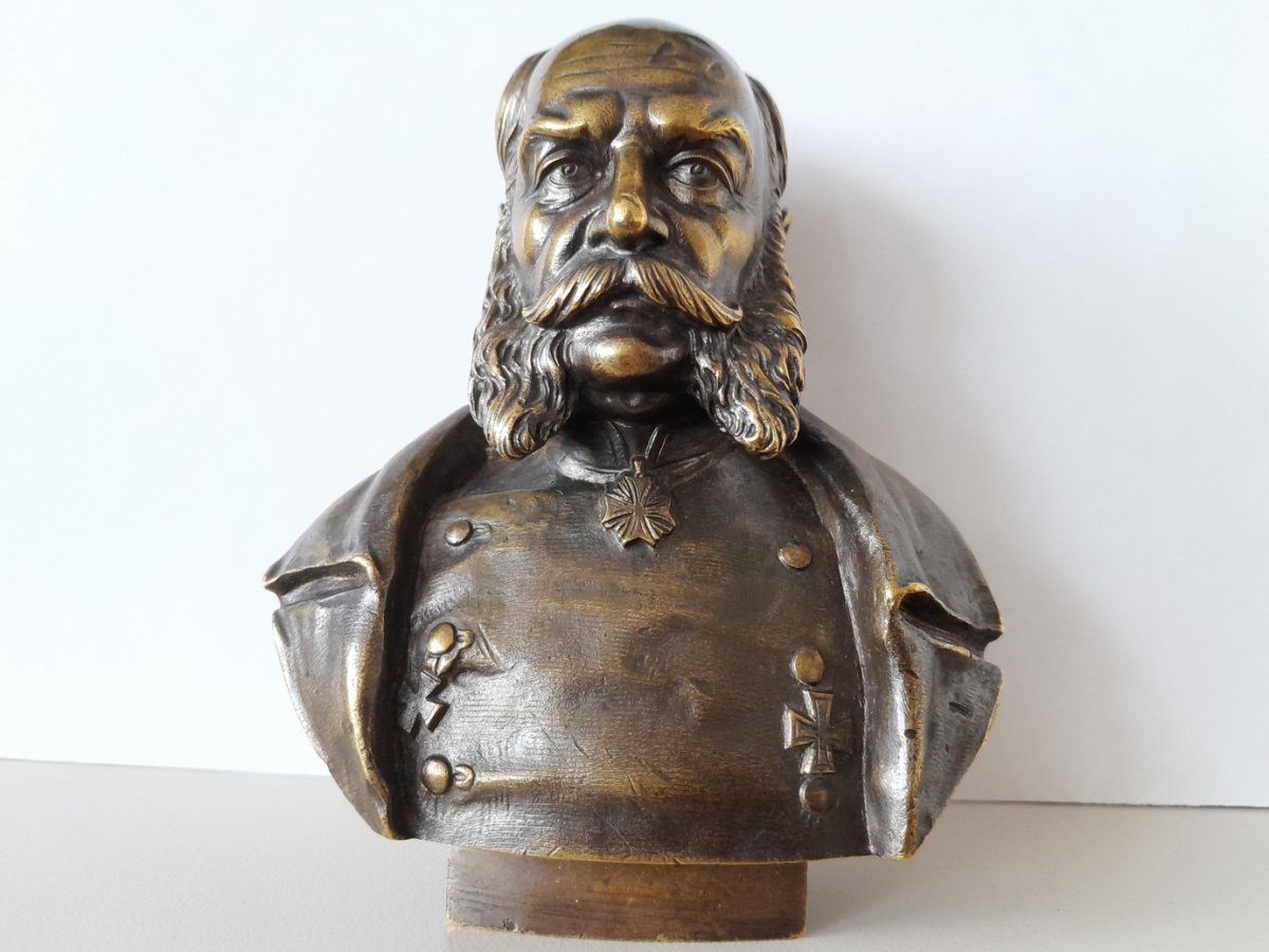 Objekt des Monats Februar 2026: Kleine Bronzebüste Kaiser Wilhelms I, Inv.Nr. 002.370 Hauptansicht mit Hintergrund
