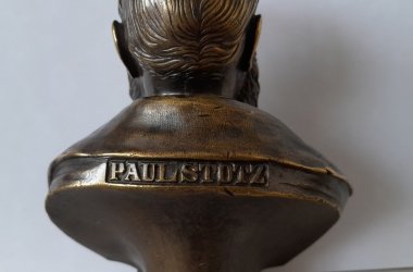 Objekt des Monats Februar 2026: Kleine Bronzebüste Kaiser Wilhelms I, Inv.Nr. 002.370 Rückansicht mit Gravur