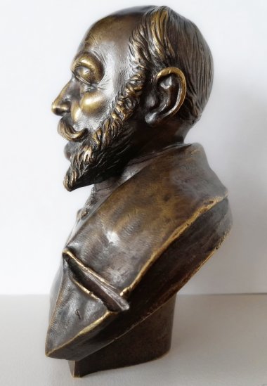 Objekt des Monats Februar 2026: Kleine Bronzebüste Kaiser Wilhelms I, Inv.Nr. 002.370 Seitenansicht links