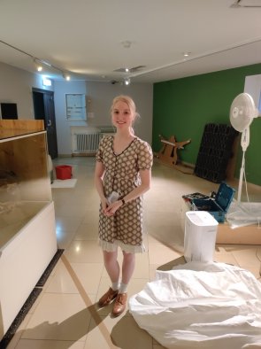 Praktikantin Paulina Krebs Praktikantin Paulina Krebs im Keller des Erkenbert-Museums während der Sanierungsphase