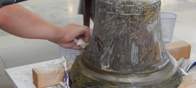 Tag des guten Lebens: Aktion des Museums: Kinder und Erwachsene können sich selbst mit einfachen Mittel an der Reinigung einer zu restaurierenden historischen Glocke versuchen